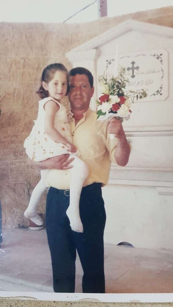 עם אביה, לפני ניתוח שעברה כדי להציל את רגלה